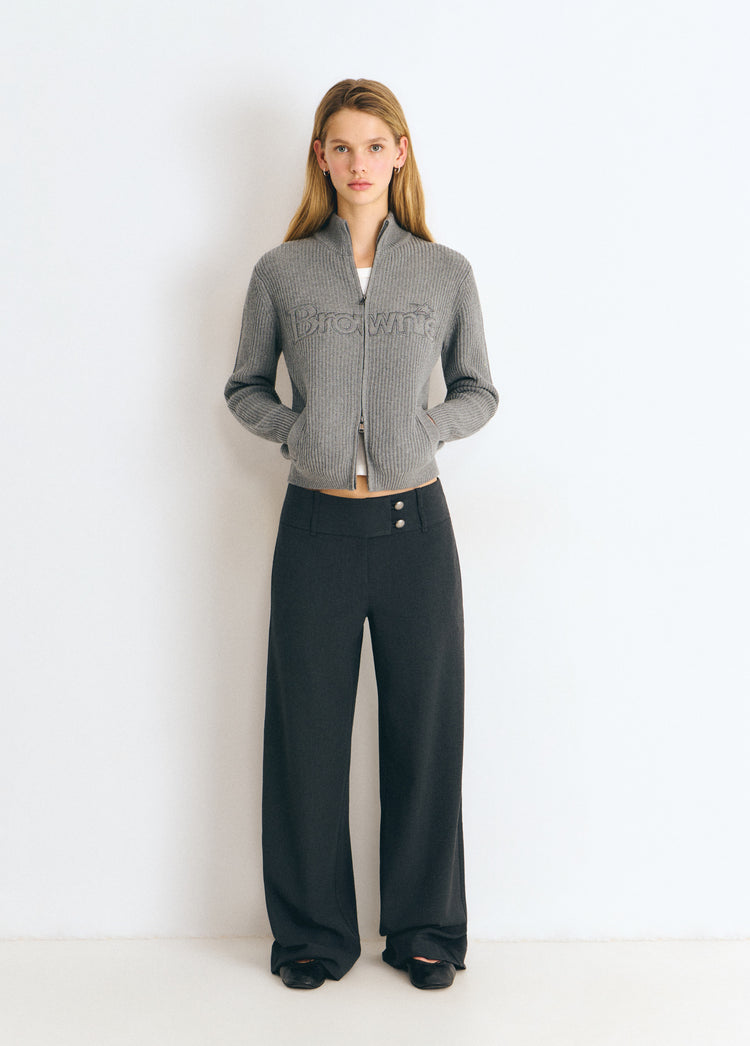 Chaqueta de punto gris oscuro con logotipo bordado y cremallera vista de frente
