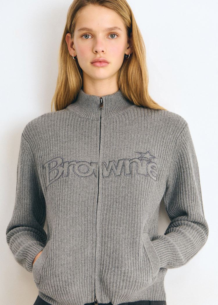 Chaqueta de punto gris oscuro con cremallera frontal y logotipo bordado en el pecho