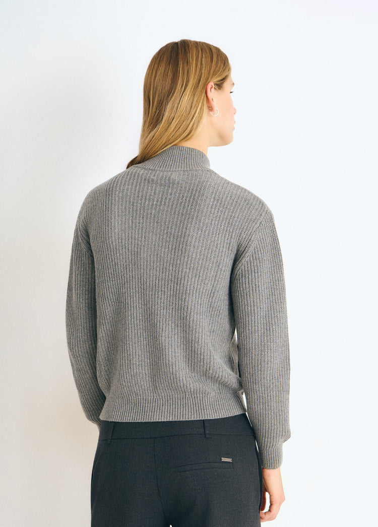Chaqueta de punto gris oscuro vista por detrás con cuello alto